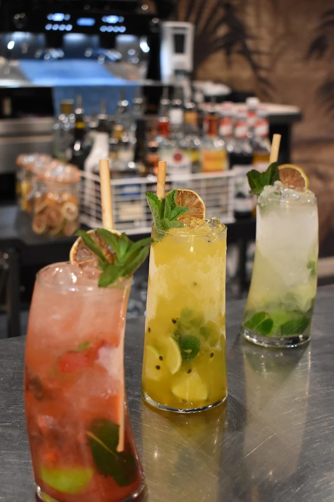 Tres variedades de mojitos de La Cala: Natural, Fresa y Fruta de la Pasión, frescos y listos para disfrutar.