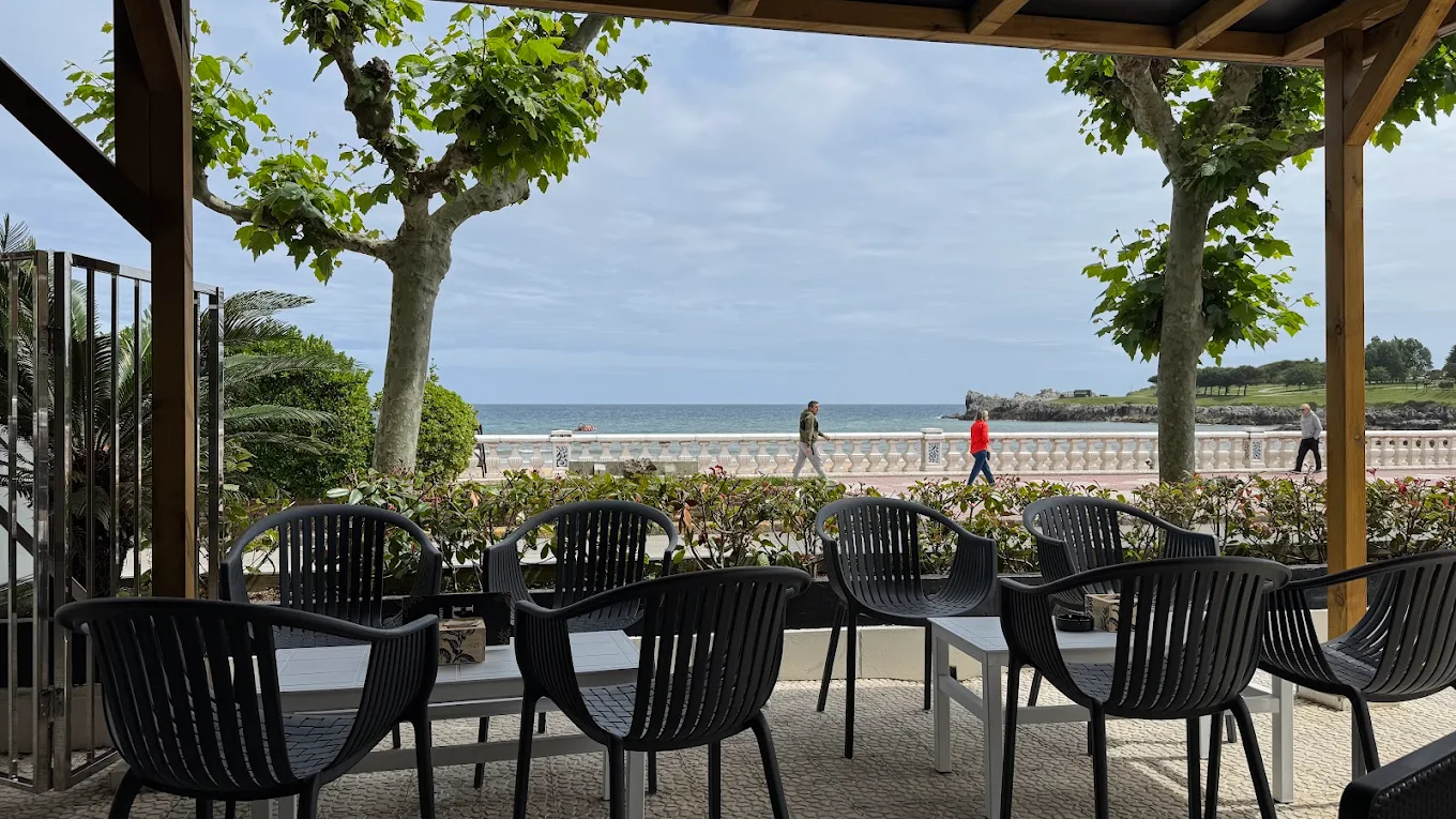 Terraza de La Cala con vistas al mar en Castro-Urdiales
